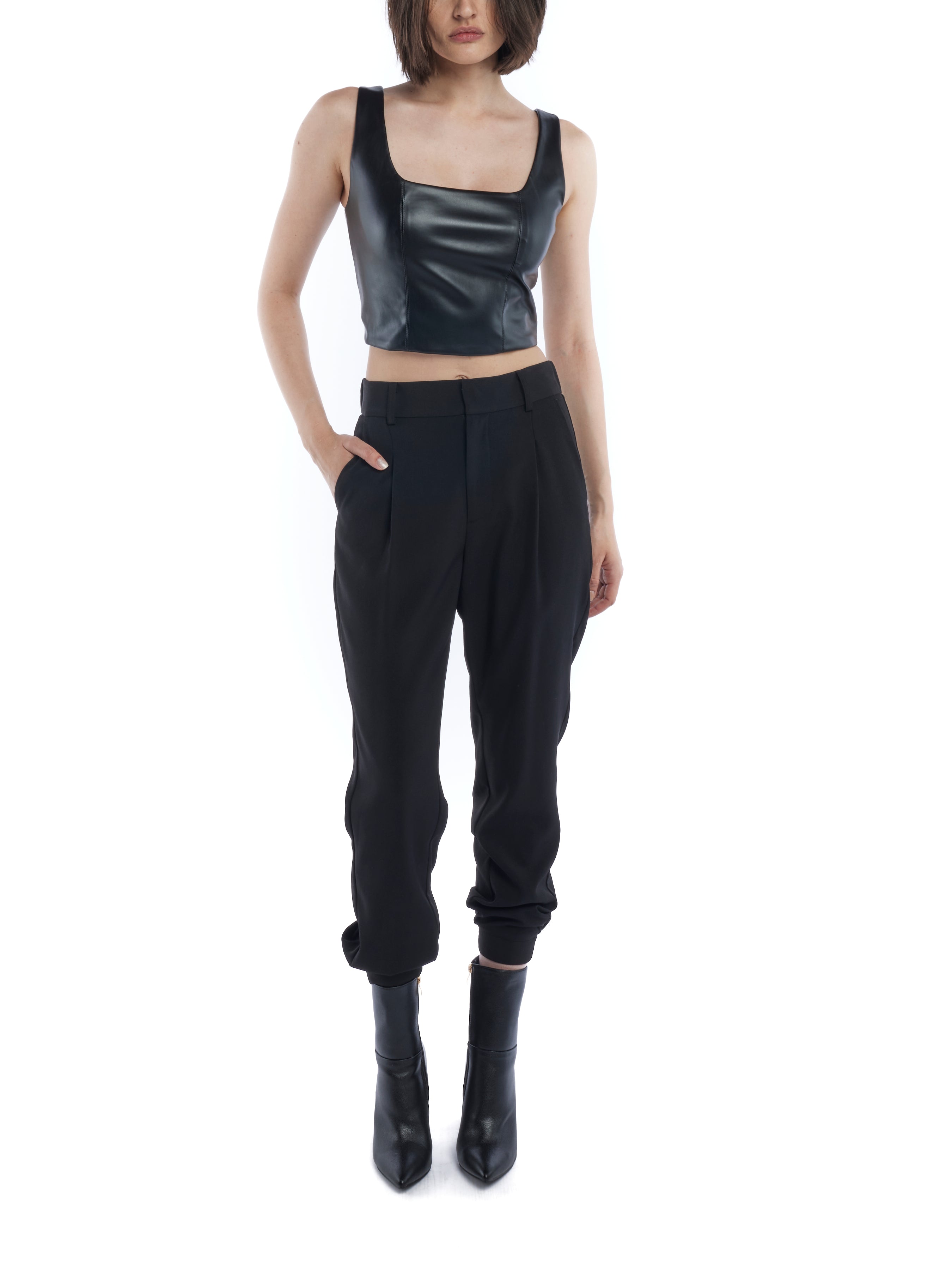 pleated pant with a tapered leg, elasticized cuffs, zip and button closure and side pockets in black