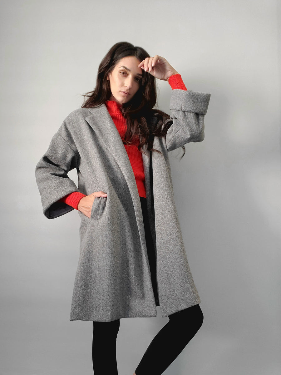 Cari oversized coat with an open front, pointed collar, large cuffs and side slits in heather grey