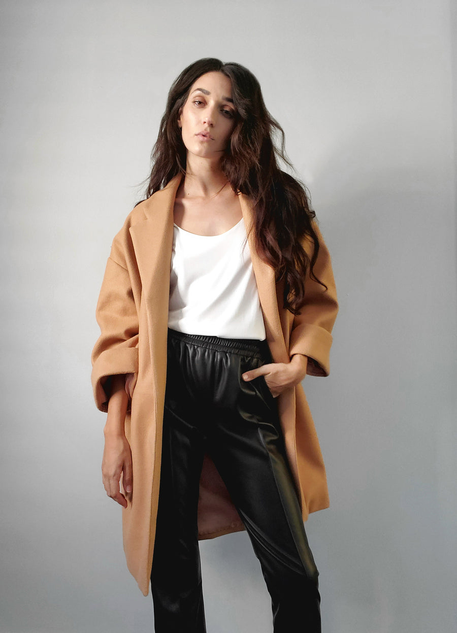 Cari oversized coat with an open front, pointed collar, large cuffs and side slits in camel