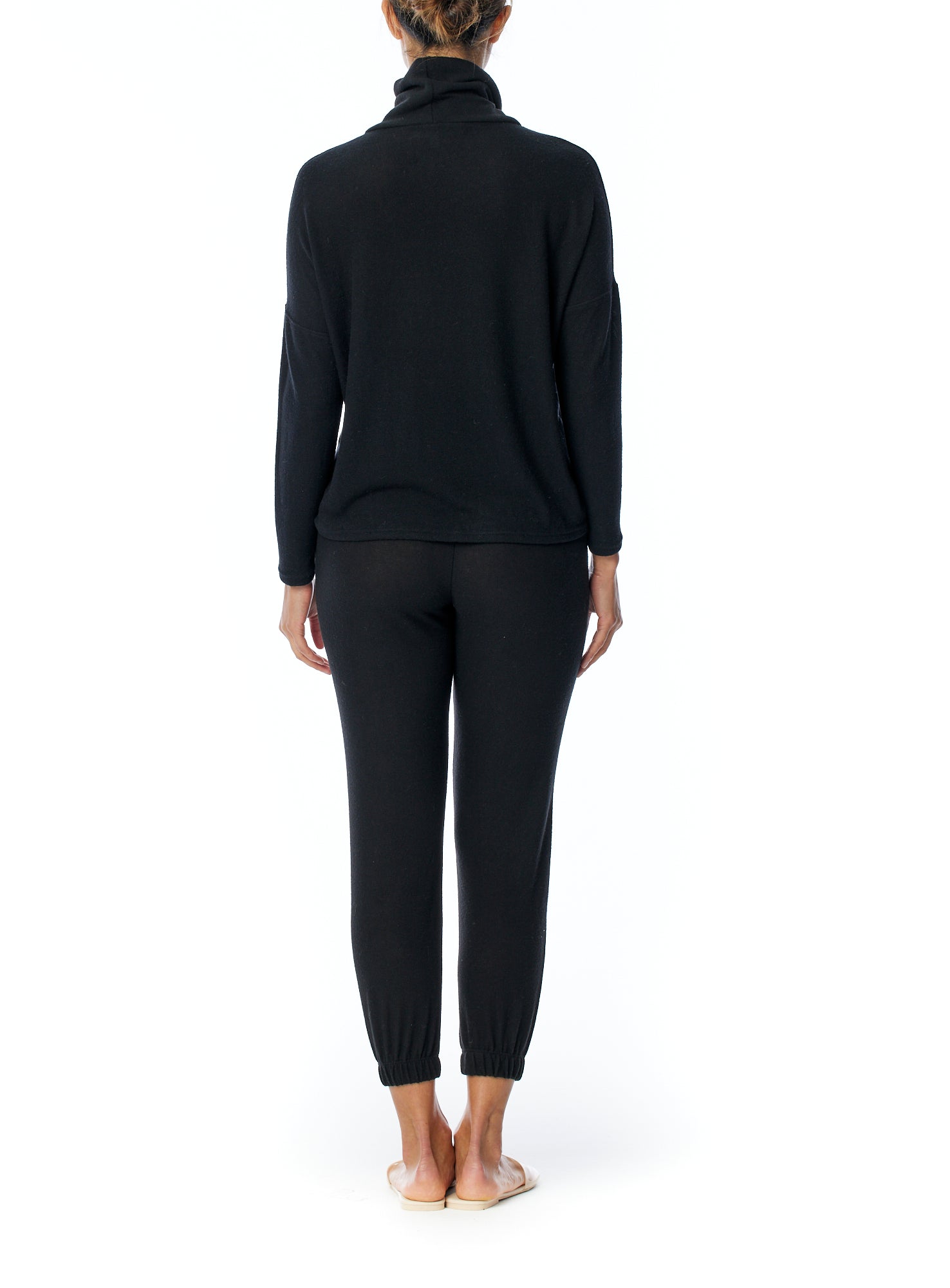 relaxed pocket pant with drawstring, elasticized waist and cuffs in black