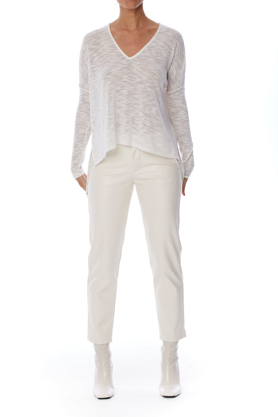 Relaxed fit, lightweight sweater with V-neck, long sleeves and a drop shoulder hem in white