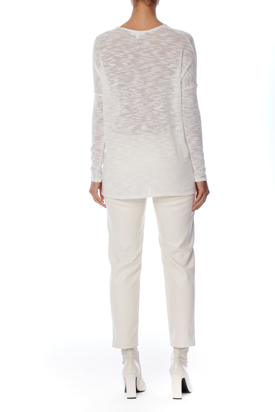 Relaxed fit, lightweight sweater with V-neck, long sleeves and a drop shoulder hem in white