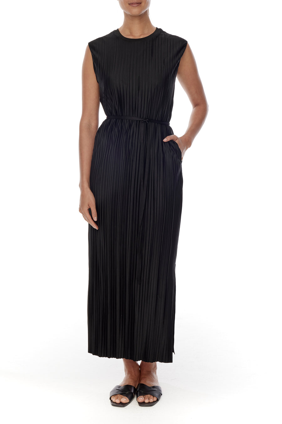 Chic pleated, sleeveless dress with crew neck, side slit and flattering waist tie in black