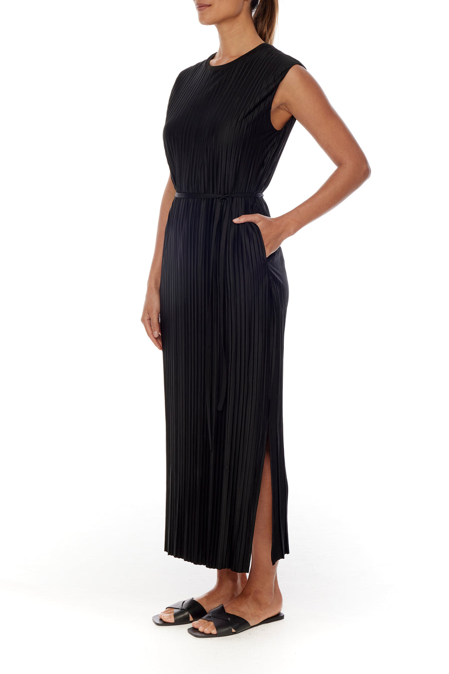 Chic pleated, sleeveless dress with crew neck, side slit and flattering waist tie in black