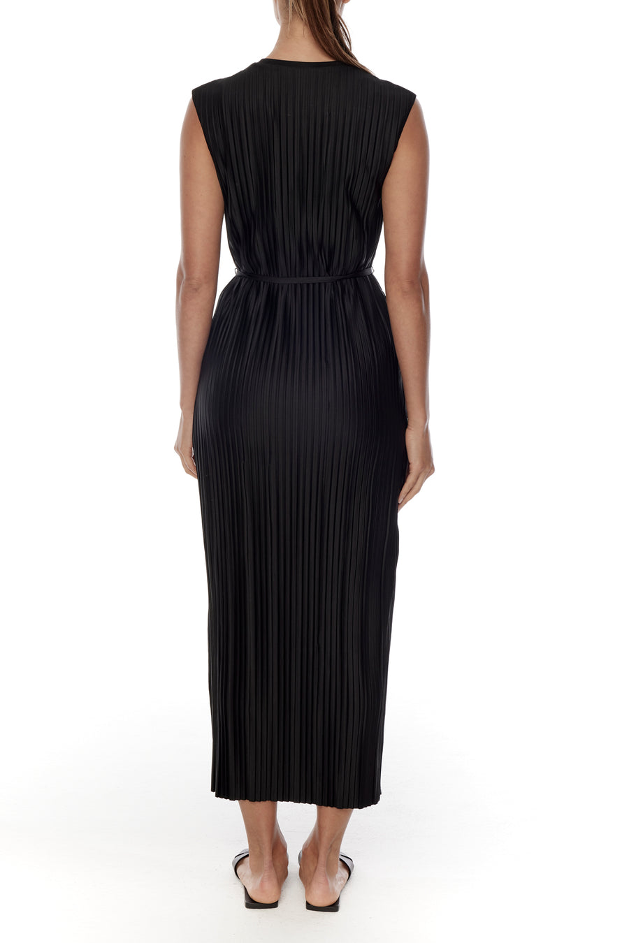 Chic pleated, sleeveless dress with crew neck, side slit and flattering waist tie in black